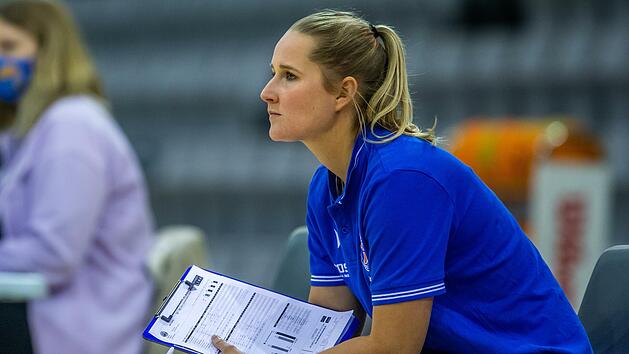 Muss auf ihre Premiere beim BBC Coburg: Jessica Miller, neue Trainerin des BBC. Wegen eines Corona-Falls im Team wurde das Heimspiel gegen Hanau abgesagt.