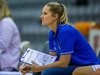 Muss auf ihre Premiere beim BBC Coburg: Jessica Miller, neue Trainerin des BBC. Wegen eines Corona-Falls im Team wurde das Heimspiel gegen Hanau abgesagt.