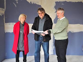 Nach 25 Jahren bekommt der Fernsehsender nectv ein neues Studio. Anfang April sollen die Räume, in der sich zuvor die Caféteria des Arnold-Gymnasiums befand, bezogen werden.  Kassenführerin Gabi Grosch (von links), der Zweite Vorsitzende Jochen Dotterweich und Schulleiter  Karl-Heinz Sänger auf der Baustelle.