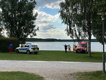 Tragischer Badeunfall am Seezentrum Heuberg - Einsatzkr&auml;fte starten Suche nach untergegangenem Schwimmer &ndash; Rettungsversuche bleiben trotz sofortiger Ma&szlig;nahmen erfolglos