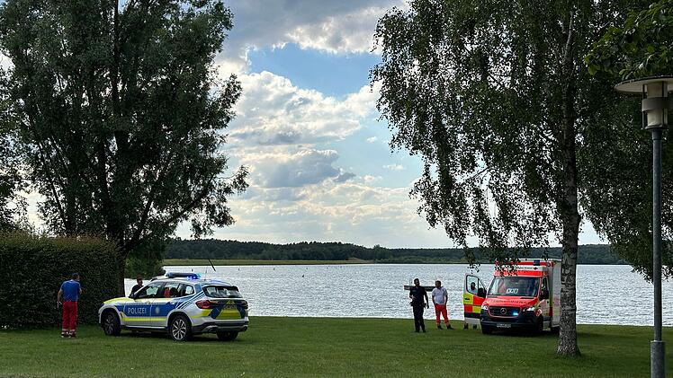 Tragischer Badeunfall am Seezentrum Heuberg - Einsatzkr&auml;fte starten Suche nach untergegangenem Schwimmer &ndash; Rettungsversuche bleiben trotz sofortiger Ma&szlig;nahmen erfolglos