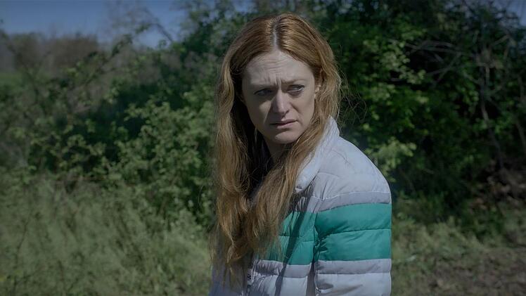 Marin Ireland spielt eine verdeckte Ermittlerin, die zur Zeugin des schief gelaufenen Überfalls Rays und Mannys auf ein hart gesottenes Drogenkartell wird.