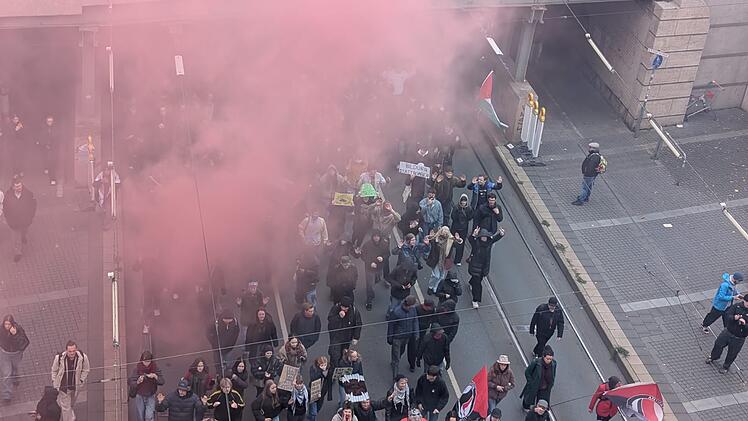 N&uuml;rnberger Gen-Z-Proteste kochen hoch: Feuerwerk, Flaschen- und Steinw&uuml;rfe