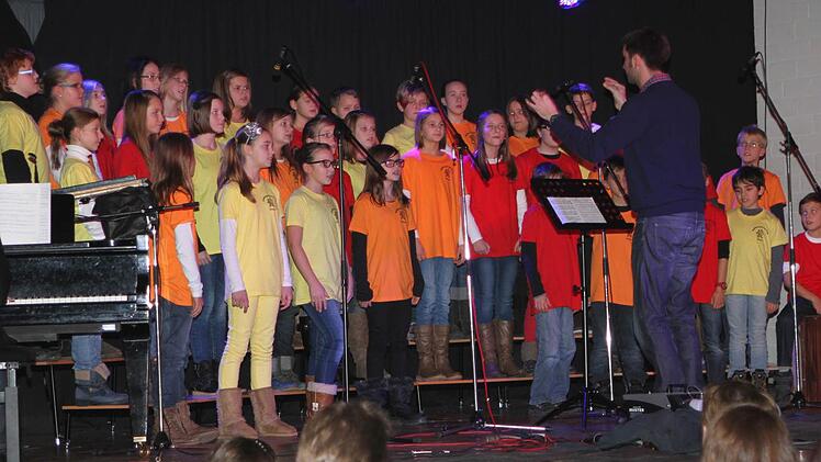 Der Chor der Realschule unter Leitung von Sebastian Franz mit dem Ohrwurm aus "Tabaluga". Foto: gg