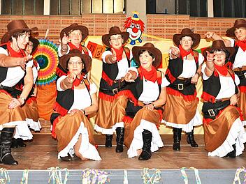 Die Organisatorinnen vom Frauenbund tanzten als Cowgirls. Fotos: Wilfried Roppelt