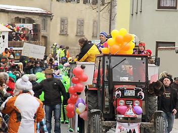 Faschingsfreunde ziehen durch den Ort. Fotos: Gerd Schaar