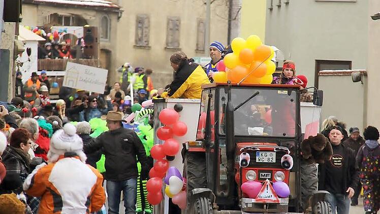 Faschingsfreunde ziehen durch den Ort. Fotos: Gerd Schaar