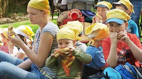 Stärkung nach dem Anstieg zum Terzenbrunn. Das warme Wurstbrötchen hatten sich die Pilger redlich verdient. Und sie ließen es sich schmecken.  Fotos: Michaela Atzler
