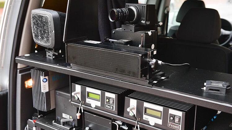 Kaum sichtbar ist die Kamera-Ausrüstung hinter der Heckscheibe des Messfahrzeugs.