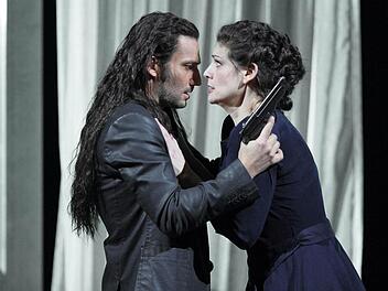 Jonas Kaufmann als langhaariger Mestize Alvaro und Anja Harteros als Leonora sind die umjubelte Hauptsolisten in der Neuinszenierung von Giuseppe Verdis Oper "La forza del destino" ("Die Macht des Schicksals") in München Alle Szenenfotos: Wilfried Hösl
