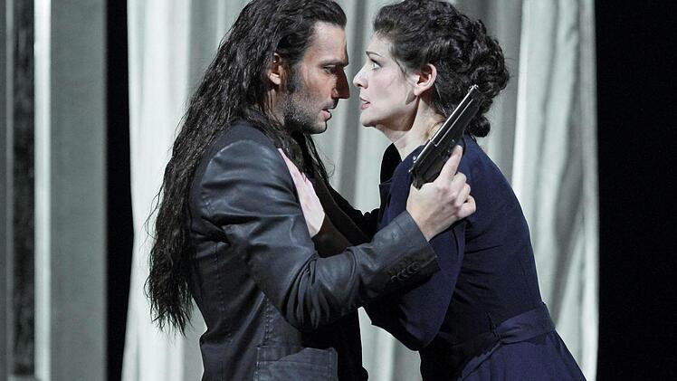 Jonas Kaufmann als langhaariger Mestize Alvaro und Anja Harteros als Leonora sind die umjubelte Hauptsolisten in der Neuinszenierung von Giuseppe Verdis Oper "La forza del destino" ("Die Macht des Schicksals") in München Alle Szenenfotos: Wilfried Hösl