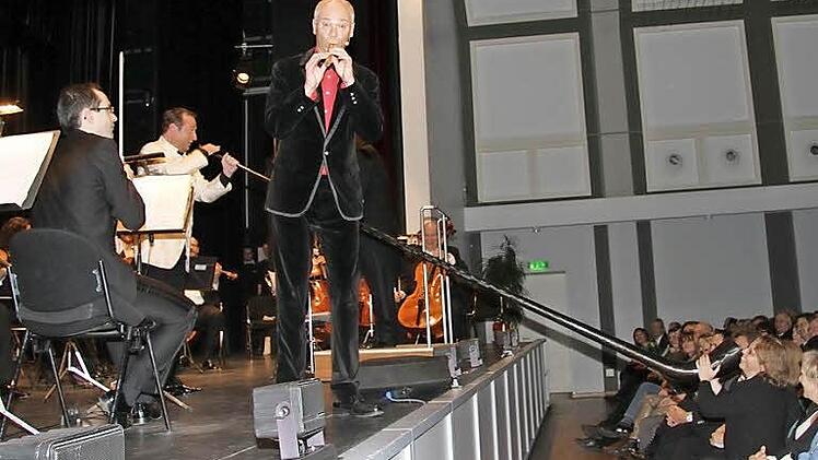 Diese Comedians sind nicht nur lustig, sondern auch sehr musikalisch: Volker Heißmann setzte mit seinem Riesen-Horn auf große Effekte, während Martin Rassau sich mit einem Ein-Ton-Stück auf der Blockflöte begnügte. Fotos: Sonja Adam