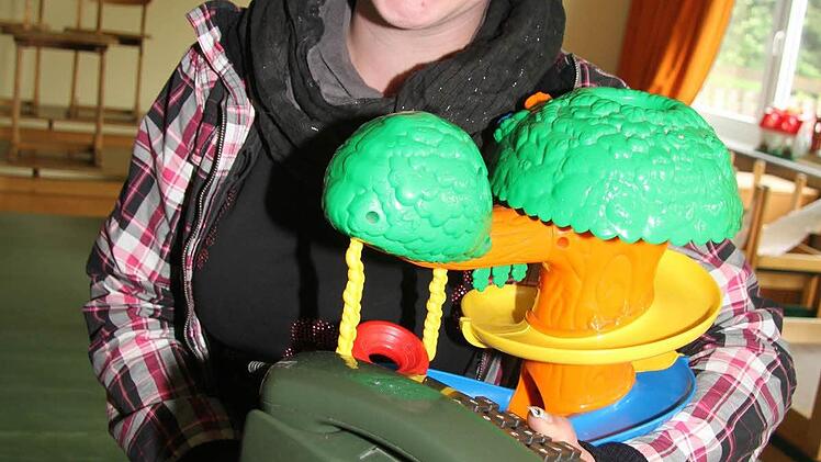 Für Mama Jacqueline Gareis ist es eine Selbstverständlichkeit, dass sie beim Umzug mit hilft. Sie hat ein Kind im Kindergarten - Freya - ab September soll auch Finya in die Krippe gehen.