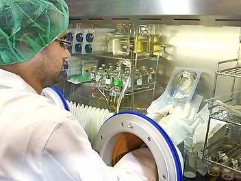 Nikolai Wolf prüft an einem der drei Isolatoren die Sterilität einer Probe. Foto: Archiv