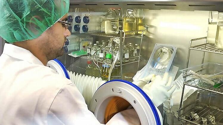 Nikolai Wolf prüft an einem der drei Isolatoren die Sterilität einer Probe. Foto: Archiv