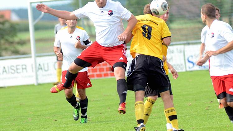 Der SV Poxdorf (weiße Trikots) kehrte mit einer 0:4-Niederlage im Gepäck vom Auswärtsspiel in Großenseebach zurück. Foto: herzopress