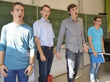 Die Schüler Lucas Wiefek, Hans Joachim Mytzka, Arthur Kosmala und Anton Gomer (von links) zeigen bei den Proben zur Operette "Die Piraten von Penzance" vollen Einsatz.  Fotos: Hubertus Baumann