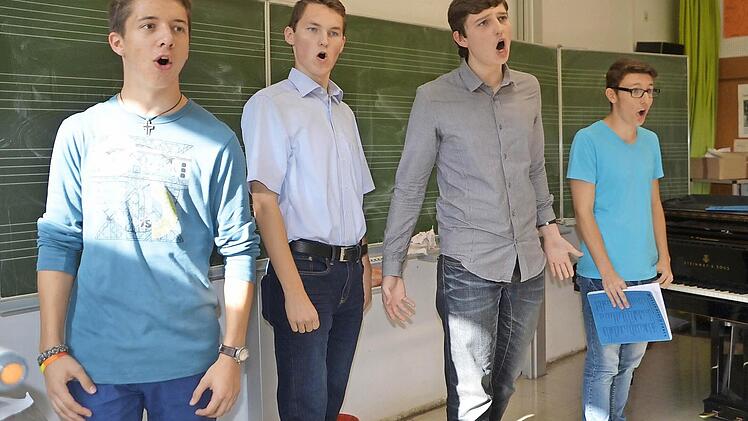 Die Schüler Lucas Wiefek, Hans Joachim Mytzka, Arthur Kosmala und Anton Gomer (von links) zeigen bei den Proben zur Operette "Die Piraten von Penzance" vollen Einsatz.  Fotos: Hubertus Baumann
