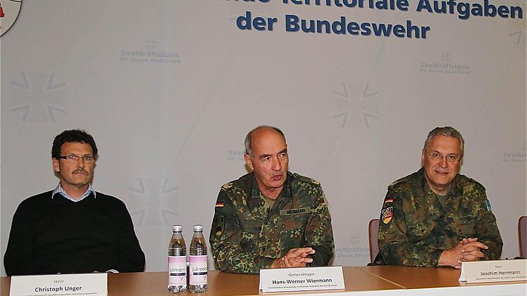 Christoph Unger, Präsident des Bundesamtes für Bevölkerungsschutz und Katastrophenhilfe, Generalmajor Hans-Werner Wiermann und Innenminister Joachim Herrmann bei der Pressekonferenz. Foto: Gerd Schaar