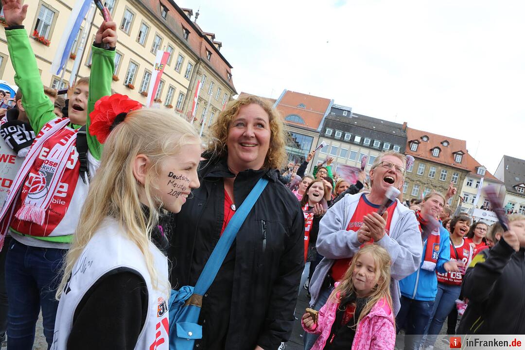 Fans des Spiela der Brose-Baskets am Maxplatz; Brose-Baskest sind Meister; Foto: Barbara Herbst
