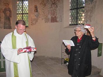 Christl Grünberg schenkte dem neuen Pfarrer Hans-Jürgen Pöschl einen Modellbausatz der St.-Nikolaus-Kapelle. Foto: Martin Koch