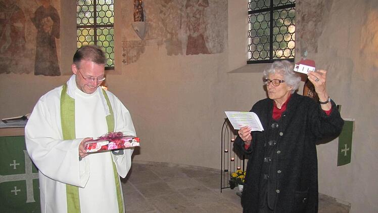 Christl Grünberg schenkte dem neuen Pfarrer Hans-Jürgen Pöschl einen Modellbausatz der St.-Nikolaus-Kapelle. Foto: Martin Koch