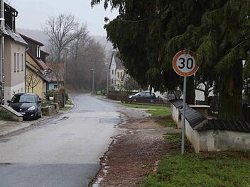 Die baufällige Friedhofsmauer von Leutenbach Foto: Franz Galster