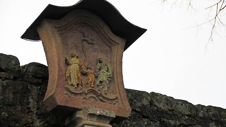 Ein Bildstock am alten Friedhof in Bad Brückenau zeigt die heilige Familie. Foto: Ulrike Müller