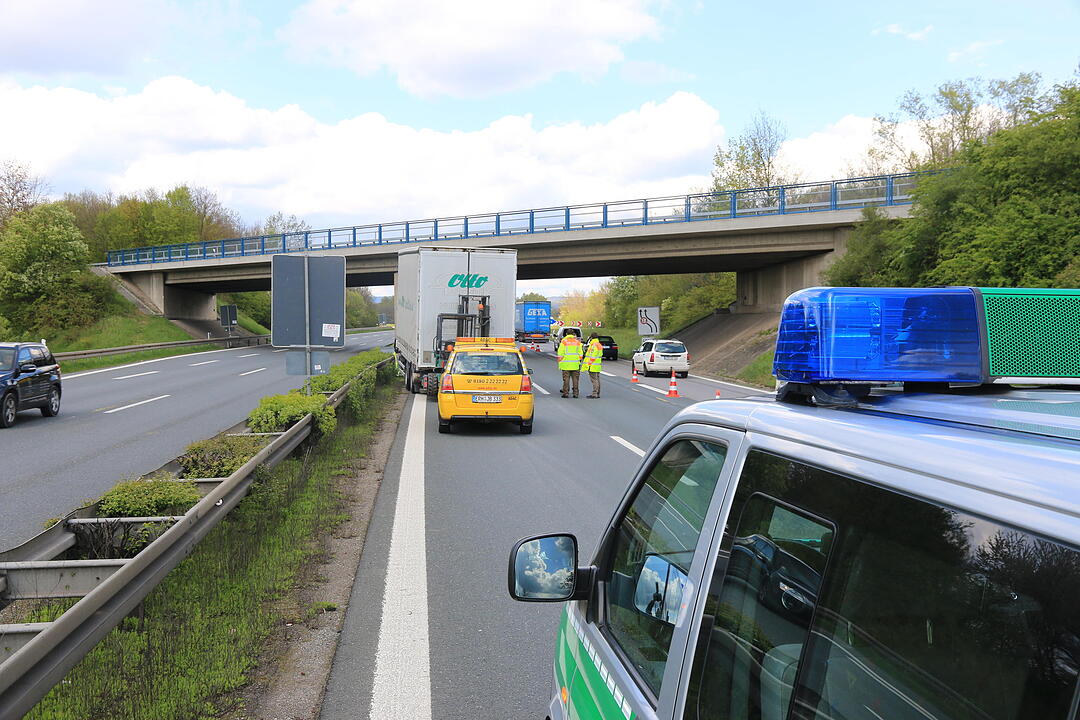 Lkw-Anhänger löst sich auf A73 bei Forchheim