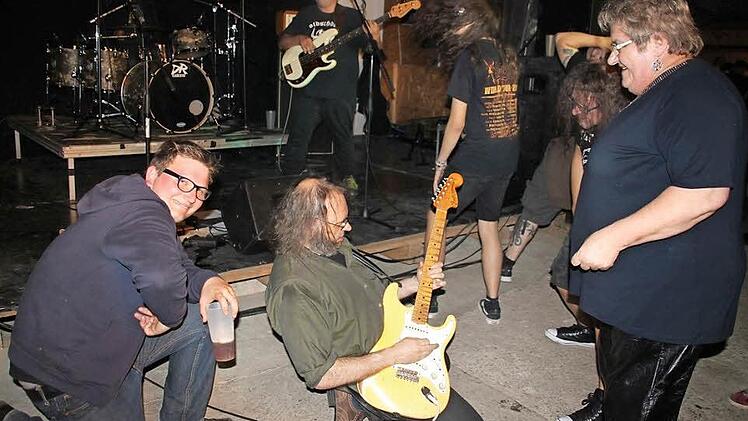 Peter Weintritt von den Weak Willies mischt sich immer wieder unter das Publikum, wo er seine Gitarre kreischen lässt.  Fotos: Stephan Stöckel