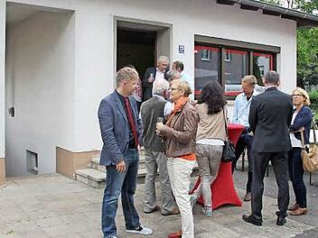 In dem kleinen Gebäude in der Theodor-Morung-Straße in Haßfurt ist das Bürgerbüro der Bundestagsabgeordneten Sabine Dittmar untergebracht. Unser Bild zeigt die Politikerin vorne im Gespräch mit ihrem Mitarbeiter Marco Heumann vor der früheren "Parteizentrale".  Foto: ks