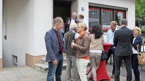 In dem kleinen Gebäude in der Theodor-Morung-Straße in Haßfurt ist das Bürgerbüro der Bundestagsabgeordneten Sabine Dittmar untergebracht. Unser Bild zeigt die Politikerin vorne im Gespräch mit ihrem Mitarbeiter Marco Heumann vor der früheren "Parteizentrale".  Foto: ks