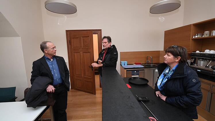 Jahn, Hartmann und Dietz stehen in der WG-Küche, die in der ehemaligen Kapelle geschaffen wurde. Foto: Ronald Rinklef