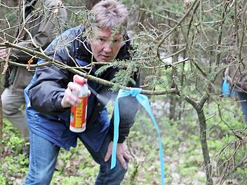 Jürgen Meusel bereitet sich auf die Jägerprüfung vor. Dazu gehört auch die Kenntnis des Ausbringens eines Duftzauns zum Schutz gegen Wildunfälle.  Foto: Rainer Glissnik