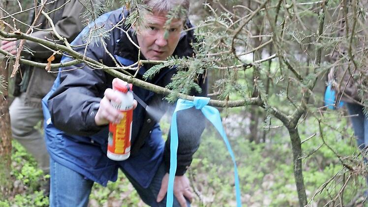 Jürgen Meusel bereitet sich auf die Jägerprüfung vor. Dazu gehört auch die Kenntnis des Ausbringens eines Duftzauns zum Schutz gegen Wildunfälle.  Foto: Rainer Glissnik