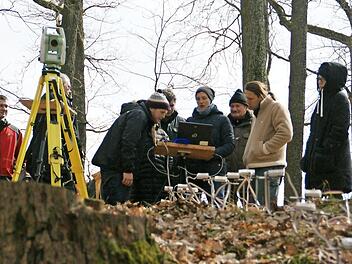 Da war es noch nicht so warm wie aktuell: Im März 2016 erfolgten an einigen Stellen des mittelalterlichen "Burgstalls" die Messungen durch Studierende der Uni Bamberg mit Dozentin Britta Ziegler (am Laptop, rechts daneben Günther Reiss vom Heimatgeschichtlichen Verein).