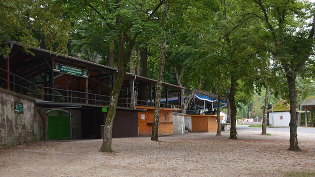 Sonntags der Ansbacher-Tor-Keller (vorne) und vorerst freitags und samstags der Heller-Keller (hinten): Kellerfreuden auch au&szlig;erhalb der Sommerkirchweih.  Fotos: Bernhard Panzer