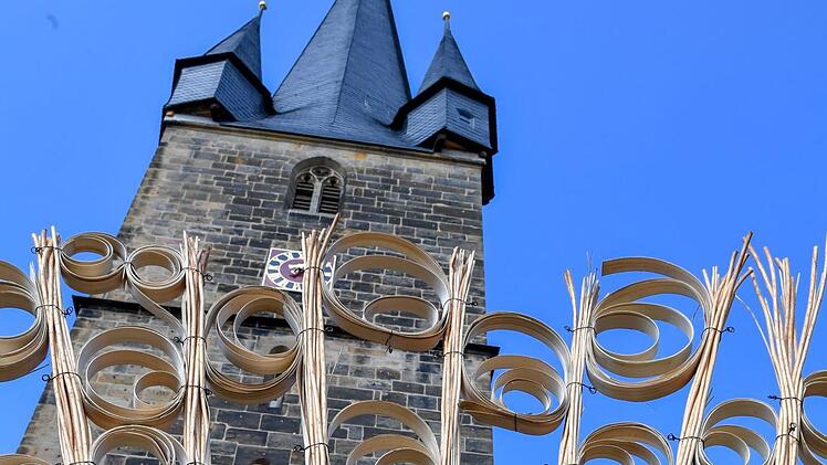 Hingucker waren die künstlerischen Flechtobjekte vor der Stadtpfarrkirche.