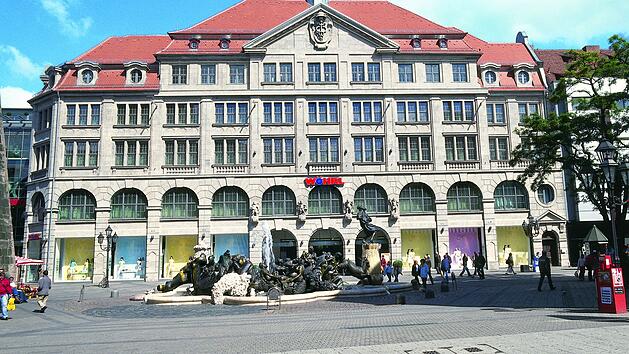 N&uuml;rnberg: W&ouml;hrl er&ouml;ffnet neues Mega-Kaufhaus - mit mehreren Restaurants und Shops