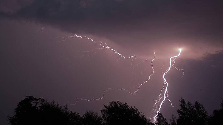 Rheinland-Pfalz: Dreifacher Familienvater von Blitz erschlagen - Schreckliche Unwetter-Tragödie in Rheinland-Pfalz