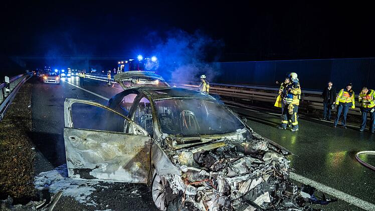 Heftiger Crash auf der A73 - Pkw geht in Flammen auf