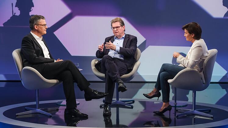 Sandra Maischberger diskutierte am Mittwochabend mit Roderich Kiesewetter (CDU, links) und Ralf Stegner (SPD) über den Ukraine-Krieg.