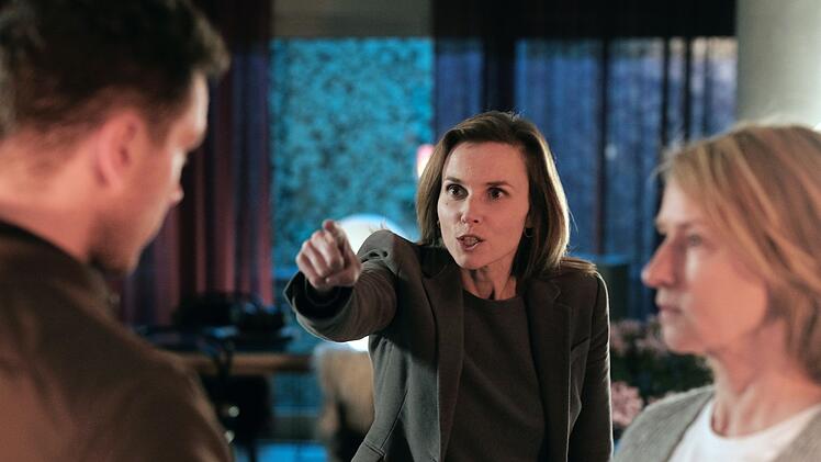 Johanna (Karin Hanczewski, zweite von links) platzt der Kragen. Sie beschuldigt Philipp (Louis Nitsche) der L&uuml;ge. Henriette (Corinna Harfouch) wei&szlig; nicht, was sie glauben soll - oder doch?