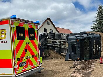 "Im F&uuml;hrerhaus eingeschlossen": Fahrerin in umgekipptem Lkw eingeschlossen