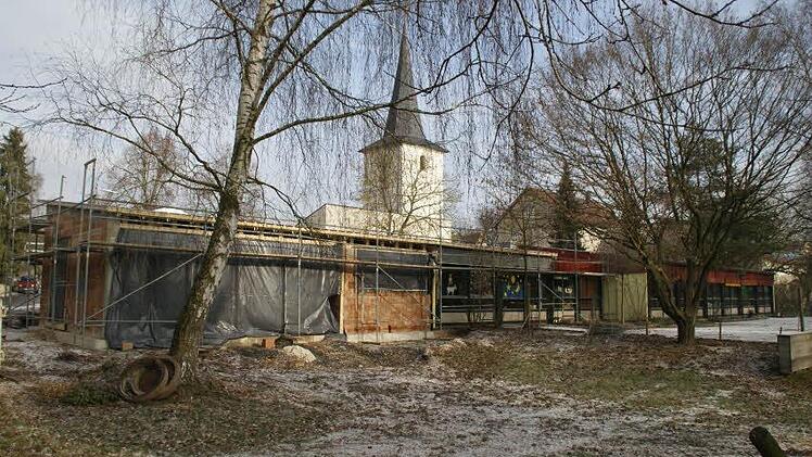 Gut im Zeitplan liegt der Anbau einer Kinderkrippe an den Kindergarten Untersteinbach. In den nächsten Wochen werden die Fenster eingebaut, dann kann der Innenausbau zügig durchgezogen werden.