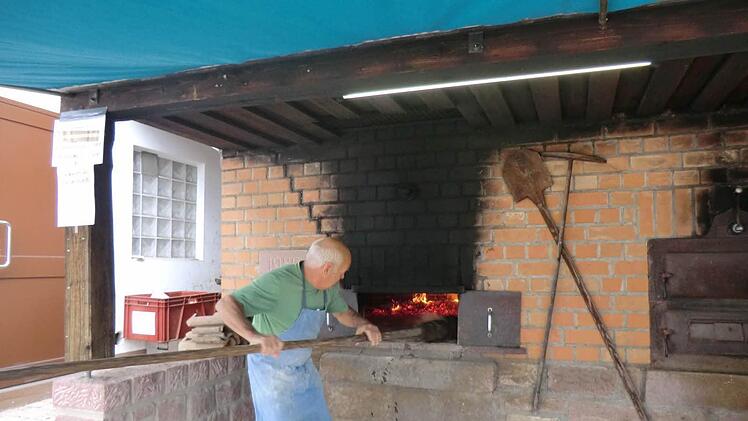 Der Hassenbacher Hobbybäcker Ludwig Straub ist aktiv am Gemeindebackofen. Nächstes Wochenende hält er einen Backkurs.