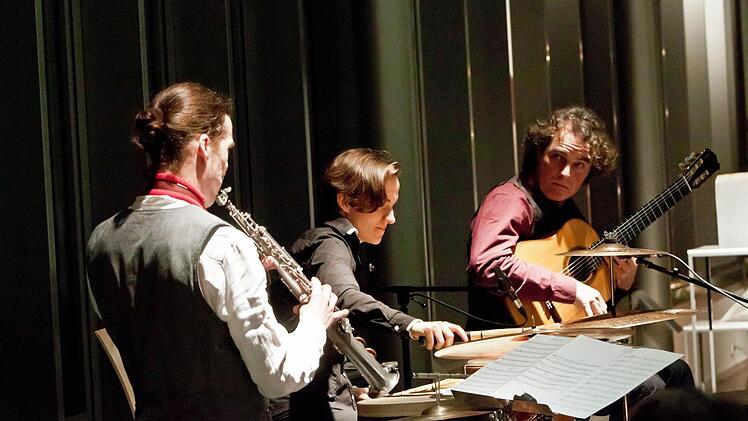 "Ensemble Nu:n": Gert Anklam (Saxofon), Nora Thiele (Perkussion) und Falk Zenker (Gitarre) eröffneten die Reihe "Jazz im Museum". Foto: Jochen Berger