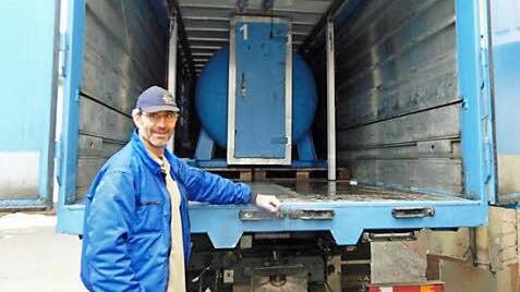 Josef Bachhuber zeigt den blauen Tank, in dem er das Brauwasser aus zwölf Klosterbrauereien nach Niederbayern bringt. Foto: Petra Malbrich