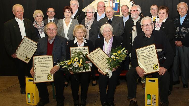 Für 50, 60 und 70 Jahre wurden zahlreiche Mitglieder ausgezeichnet: Die Ehrenmitglieder mit Urkunde vorne von links: Peter Wolf, Fritz Carl, Hildegard Dressel, Helga Lehnert, Horst Kleiber. Foto: Michael Stelzner
