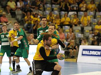 Nico Büdel ging immer wieder dahin, wo es weh tat. Der scheidende Rückraumspieler des HSC Coburg war gegen den TSV Hannover-Burgdorf wieder einmal einer der besten im schwarz-gelben Team. Fotos: Timo Geldner